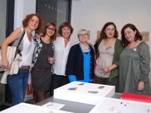 Cristina Villar amb alguns dels participants a la mostra: Eva Pons, Pamela Díez  (Amalia Vermell), Lola Gratacóa, Carme Roher, Isabel Tristan.