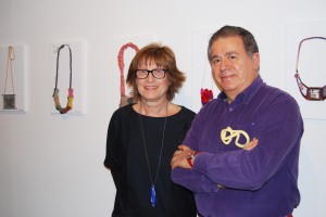 Luís Acosta i Ctistina Villar. Al fons fermalls "Quipus" de Luís Acosta
