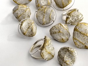 Cristina Giménez, "Pedres", anells i pins, argent, paper, acrílic, 2018