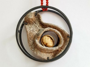 Silvia Serra, "Traces 01", penjoll, argent, or, plàstic,acrílic,corall