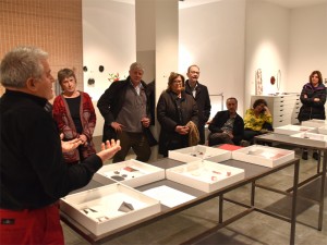 El comissari de l'exposició Lui Acosta presentant la mostra