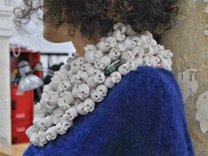 Kiseno,collar "Ausencia", 2019, resina, fil de niló, argent, pintura.