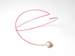 Fumiko Nakahima, fermall, penjoll, arracada, un objecte… perla barroca, filferro flexible 