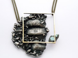 Elena Comín, sèrie PARAULES MUDES, collar, argent, bronze,turquesa i tèxtil